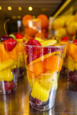 Bir fincan meyve - meyve kokteyli gitmek için karışık.