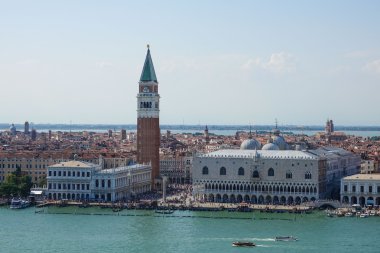 Venedik üzerinde Campanile ve Doge Sarayı ile St Marks Place 'de gökyüzü manzarası