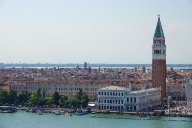 Venedik üzerinde Campanile ve Doge Sarayı ile St Marks Place 'de gökyüzü manzarası