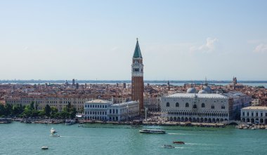 Venedik üzerinde Campanile ve Doge Sarayı ile St Marks Place 'de gökyüzü manzarası