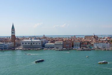Venedik üzerinde Campanile ve Doge Sarayı ile St Marks Place 'de gökyüzü manzarası