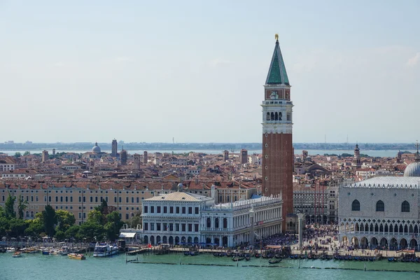 Vista aérea sobre o horizonte de Veneza em St Marks Place com Campanile e Doge Palace — Fotografia de Stock