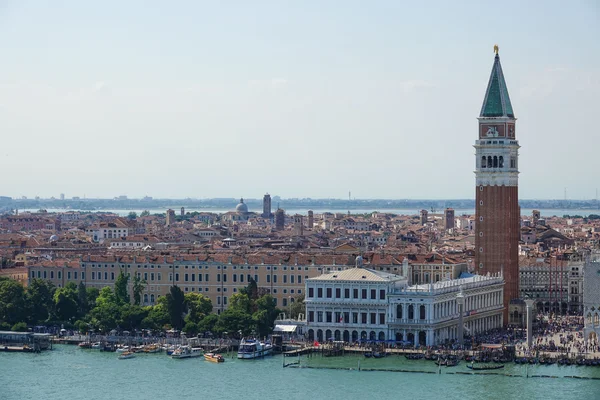 Pemandangan udara di langit Venesia di St Marks Place dengan Campanile dan Istana Doge — Stok Foto