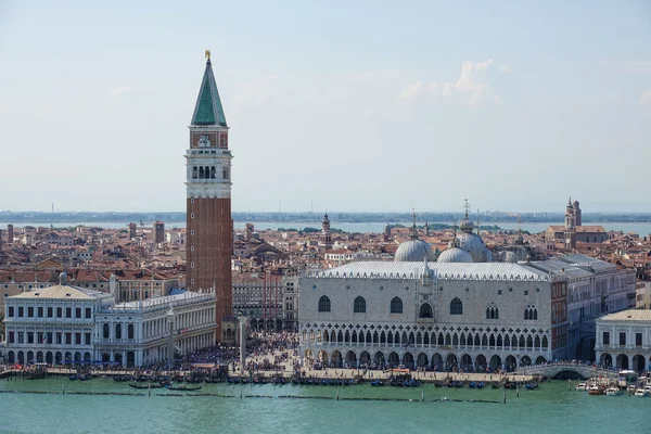 Vista aérea sobre o horizonte de Veneza em St Marks Place com Campanile e Doge Palace — Fotografia de Stock