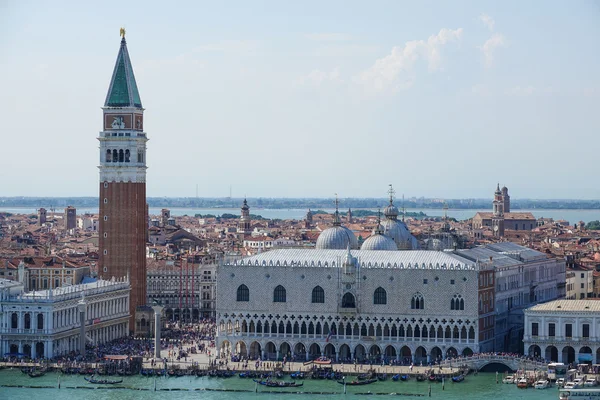 Vista aérea sobre o horizonte de Veneza em St Marks Place com Campanile e Doge Palace — Fotografia de Stock