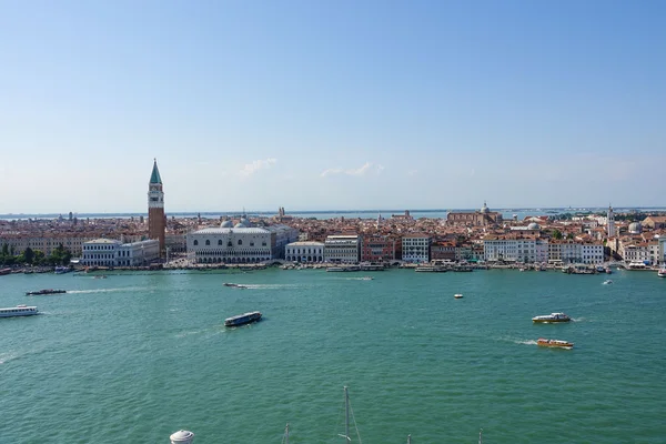 Vista aérea sobre o horizonte de Veneza em St Marks Place com Campanile e Doge Palace — Fotografia de Stock