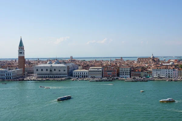 Vista aérea sobre el horizonte de Venecia en St Marks Place con Campanile y el Palacio Ducal — Foto de Stock