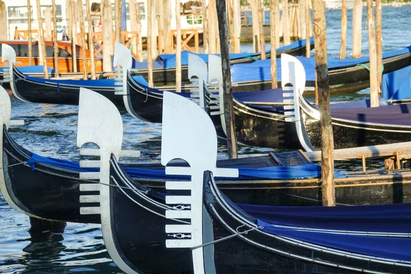 Hermosas góndolas en los canales ov Venecia — Foto de Stock