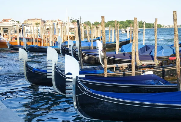 Hermosas góndolas en los canales ov Venecia — Foto de Stock