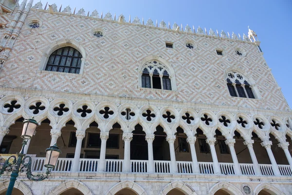 Beroemde Doge s paleis in Venetië - Palazzo Ducale bij St markeert vierkante — Stockfoto