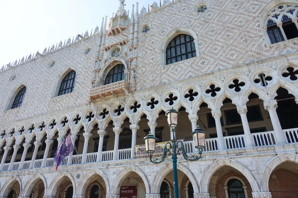 Знаменитий дожа s палац у Венеції - Palazzo Ducale на St знаменує квадратний — стокове фото