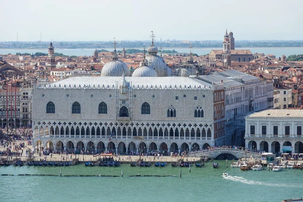 Berömda Doge s Palace i Venedig - Palazzo Ducale på St markerar torget — Stockfoto
