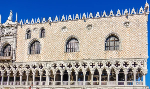 Beroemde Doge s paleis in Venetië - Palazzo Ducale bij St markeert vierkante — Stockfoto