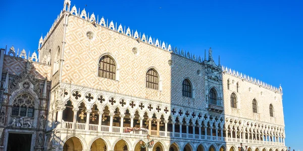 Beroemde Doge s paleis in Venetië - Palazzo Ducale bij St markeert vierkante — Stockfoto