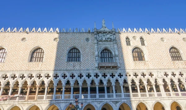 Beroemde Doge s paleis in Venetië - Palazzo Ducale bij St markeert vierkante — Stockfoto
