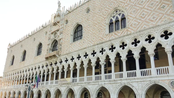 Знаменитий дожа s палац у Венеції - Palazzo Ducale на St знаменує квадратний — стокове фото