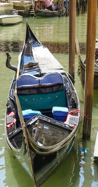 Gondel in Venedig - Gondelservice in den Kanälen — Stockfoto