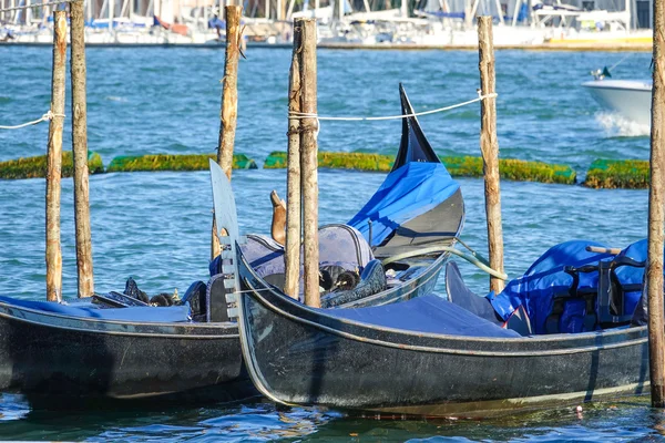 Gondole v Benátkách - Gondola služby v kanálech — Stock fotografie