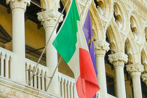 Italiaanse en Europese vlag gekoppeld tot Doge s paleis in Venetië — Stockfoto