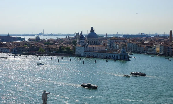 Salute kyrka i Venedig kallas Santa Maria della Salute - Flygfoto — Stockfoto