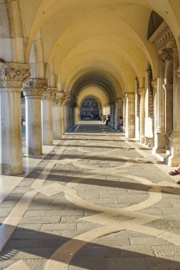 Colonnade Doge s Palace - Piazza Ducale San Marco altında