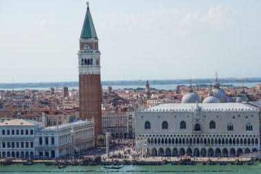 Campanile ve Doge Sarayı ile St Marks yerde Venedik'in tipik manzarası