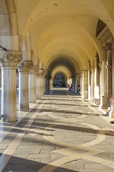 Kolonáda pod dóžete s Palace - Piazza Ducale San Marco — Stock fotografie
