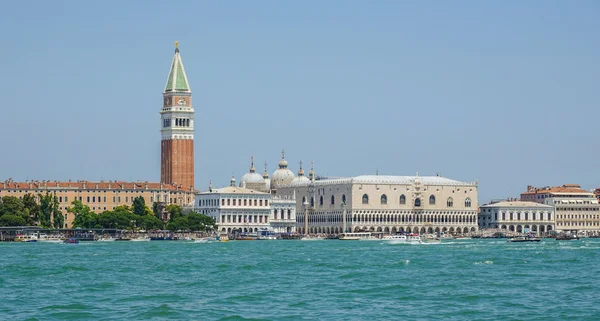 Campanile ve Doge Sarayı ile St Marks yerde Venedik'in tipik manzarası — Stok fotoğraf