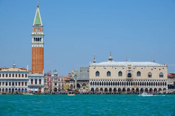 Skyline típico de Veneza em St Marks Place com Campanile e Doge Palace — Fotografia de Stock