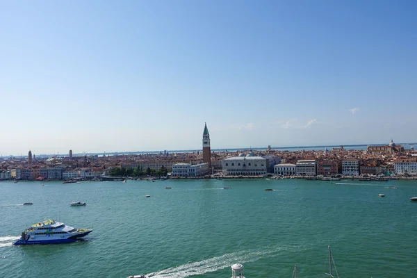 Brett vinkel antenn utsikt över silhuetten i Venedig — Stockfoto