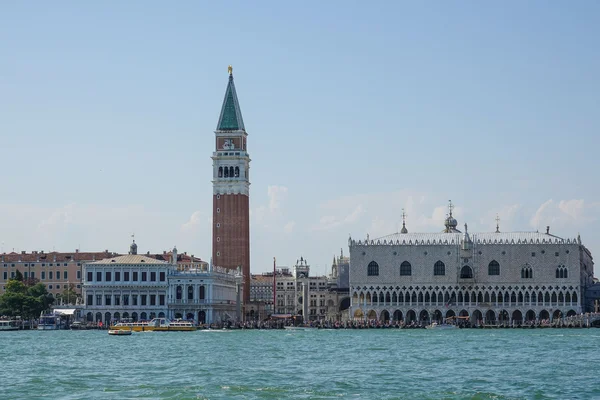 Pandangan sudut lebar atas langit Venesia di San Marco — Stok Foto