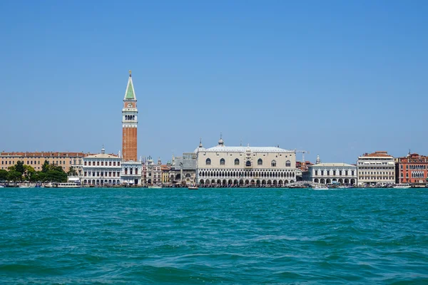 Vidvinkel vy över horisonten av Venedig på San Marco — Stockfoto