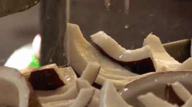 Yaz aylarında satışa sokaklardaki taze hindistan cevizi alıntılar