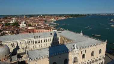 Campanile Kulesi ve Doges Sarayı'nda St. Marks Meydanı Venedik İtalya