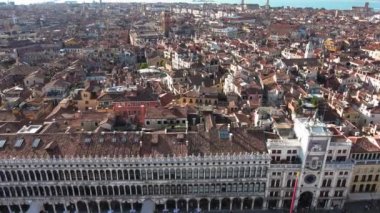 Campanile Kulesi ve Doges Sarayı'nda St. Marks Meydanı Venedik İtalya