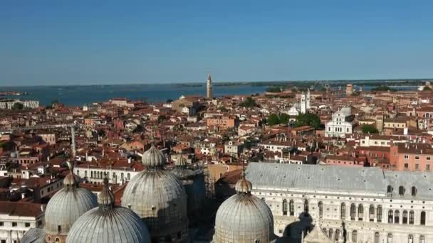 Εναέρια θέα πάνω από την πόλη της Βενετίας, από Πύργος Campanile πλατεία του Αγίου Μάρκου — Αρχείο Βίντεο