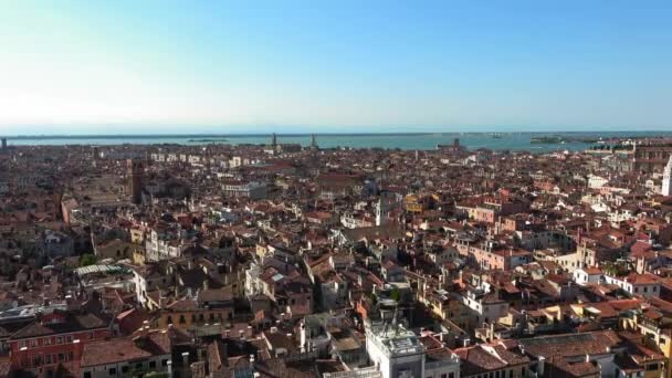 Campanile tornet och Doges Palace vid Markusplatsen i Venedig Italien — Stockvideo