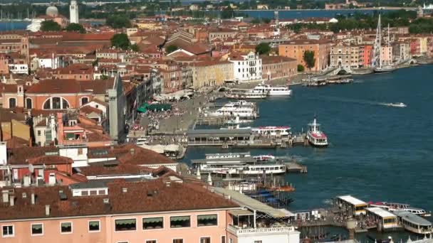 Campanile tornet och Doges Palace vid Markusplatsen i Venedig Italien — Stockvideo