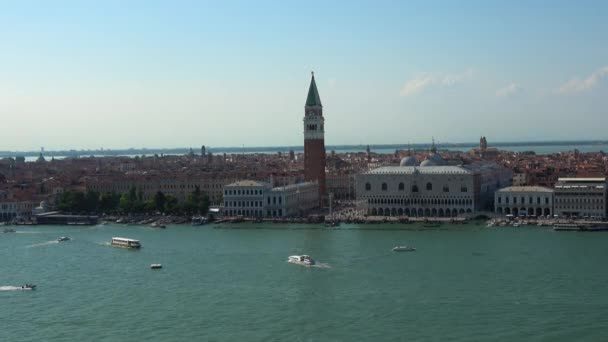 Campanile Kulesi ve Doges Sarayı'nda St. Marks Meydanı Venedik İtalya — Stok video