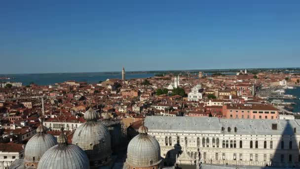 Campanile tornet och Doges Palace vid Markusplatsen i Venedig Italien — Stockvideo