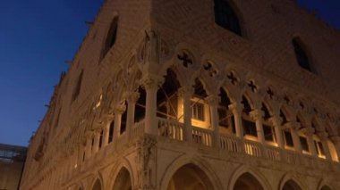 Campanile Kulesi ve Doges Sarayı'nda St. Marks Meydanı Venedik İtalya