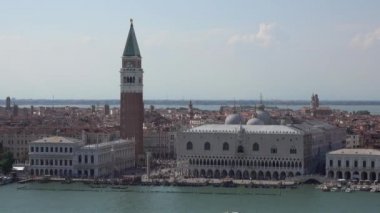 Campanile Kulesi ve Doges Sarayı'nda St. Marks Meydanı Venedik İtalya