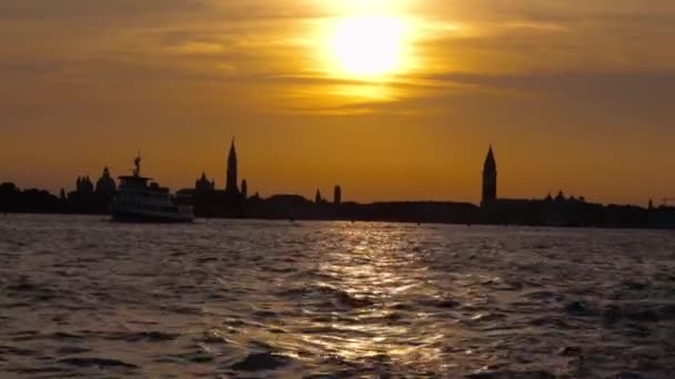 Glockenturm und Dogenpalast am Markusplatz in Venedig — Stockvideo