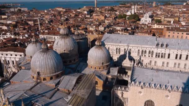 Glockenturm und Dogenpalast am Markusplatz in Venedig — Stockvideo