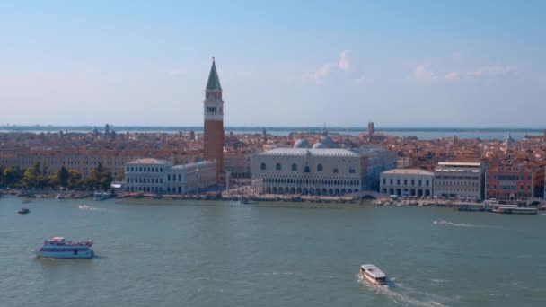 Campanile Tower i Pałac Dożów w St. Marks Square w Wenecja Włochy — Wideo stockowe