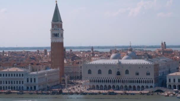 Campanile Tower i Pałac Dożów w St. Marks Square w Wenecja Włochy — Wideo stockowe