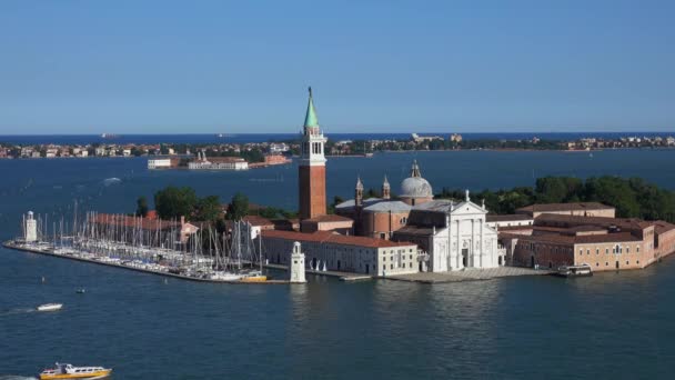 Campanile πύργο και το παλατι των δογηδων στην πλατεία του Αγίου Μάρκου στη Βενετία Ιταλία — Αρχείο Βίντεο