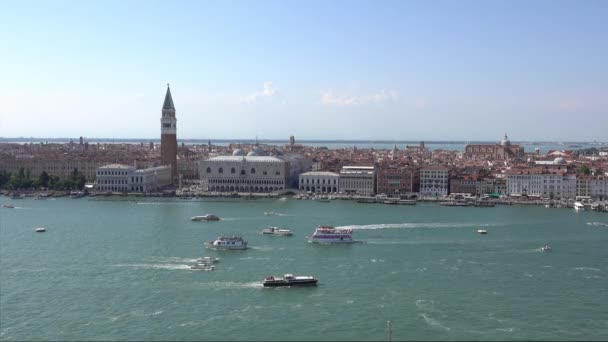 Campanile tornet och Doges Palace vid Markusplatsen i Venedig Italien — Stockvideo