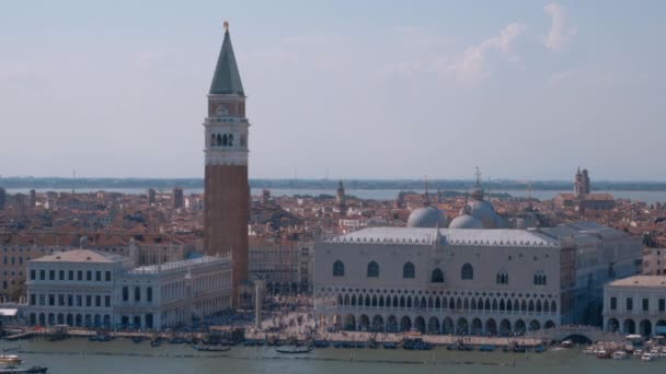 Campanile Tower and Doges Palace at St. Marks Square in Venice Italia — Vídeo de stock