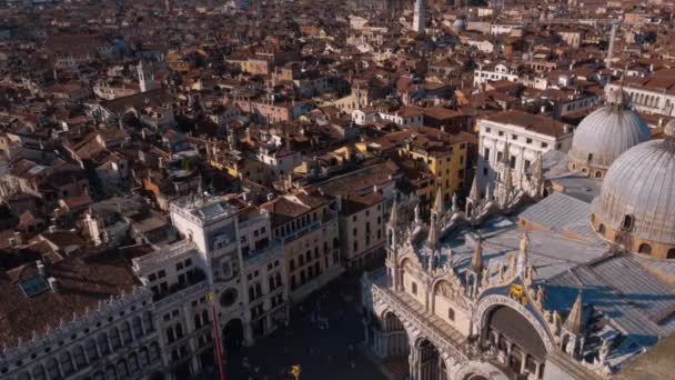 Glockenturm und Dogenpalast am Markusplatz in Venedig — Stockvideo